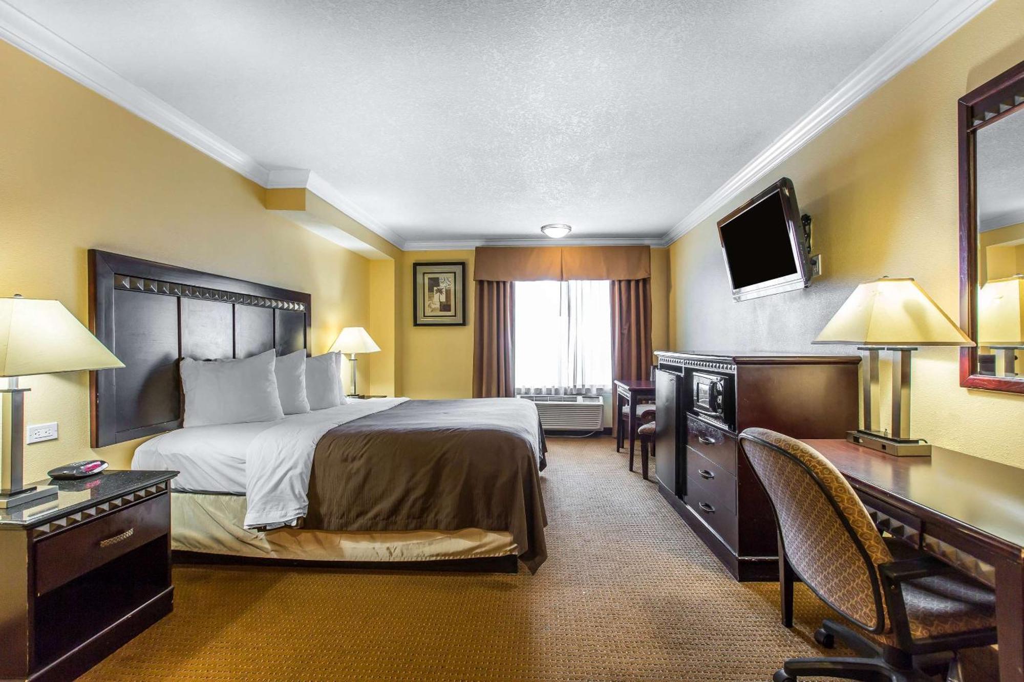 Quality Inn&suites Bell Gardens-los Angeles 3*